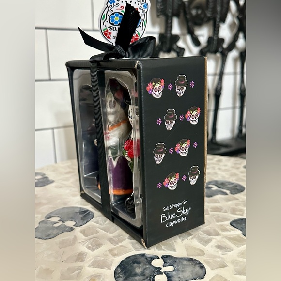Sugar Skull•Salt/Pepper Shakers - Picture 6 of 8